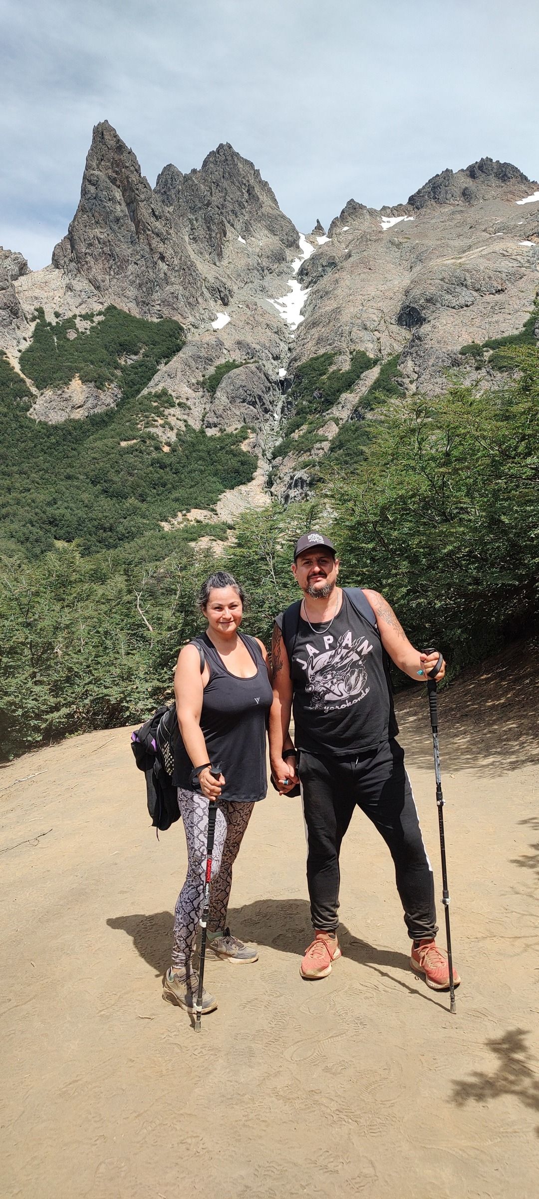 Vixx y su novio en una caminata de montaña